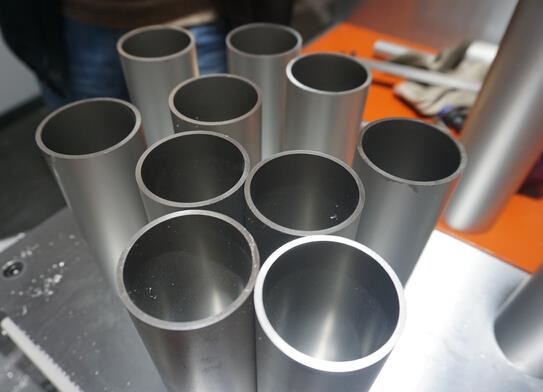 全自動(dòng)鋸鋁機(jī)切割鋁管